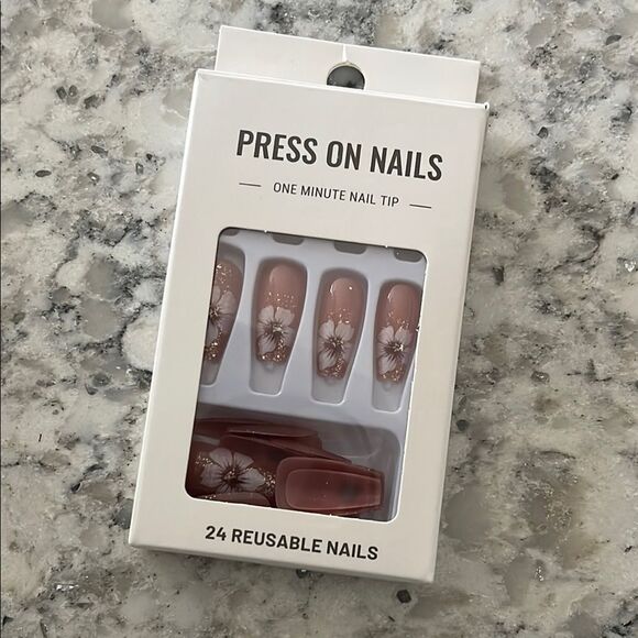 Elegant Floral Press-On Nails with Gold Glitter - Picture 3 of 5